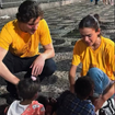 A psicologia explica por que algumas pessoas desconfiam de quem faz caridade mesmo quando o gesto beneficia outras