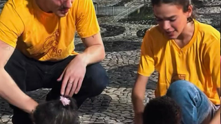 A psicologia explica por que algumas pessoas desconfiam de quem faz caridade mesmo quando o gesto beneficia outras