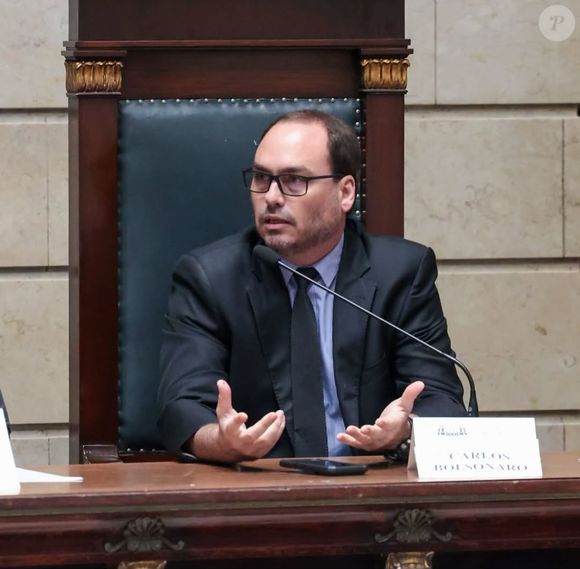 Carlos Bolsonaro foi internado para ficar em observação