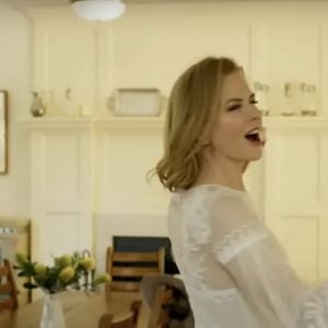 Na sala de jantar, Nicole Kidman ainda mantém a decoração em tons claros, mesclados com a madeira