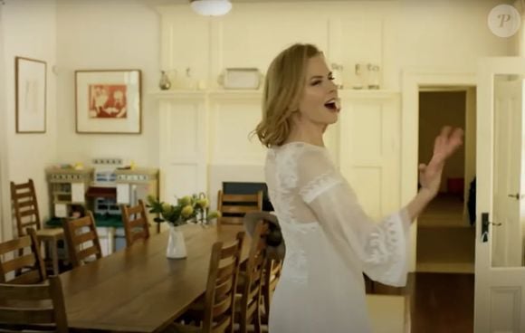 Na sala de jantar, Nicole Kidman ainda mantém a decoração em tons claros, mesclados com a madeira