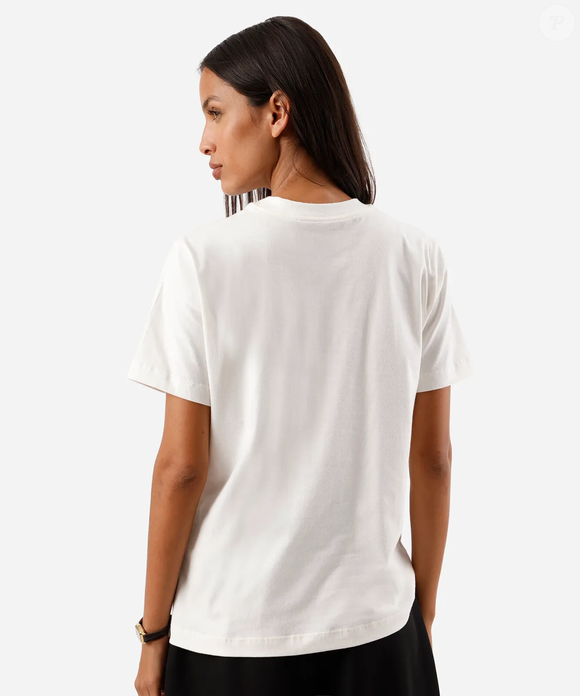 Divertida e fashionista, a t-shirt estampada da C&A transforma qualquer look básico em produção cheia de personalidade