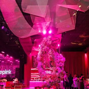 Festa de 5 anos da WePink tem teto de LED e decoração em tons de rosa, fúcsia e magenta; veja detalhes