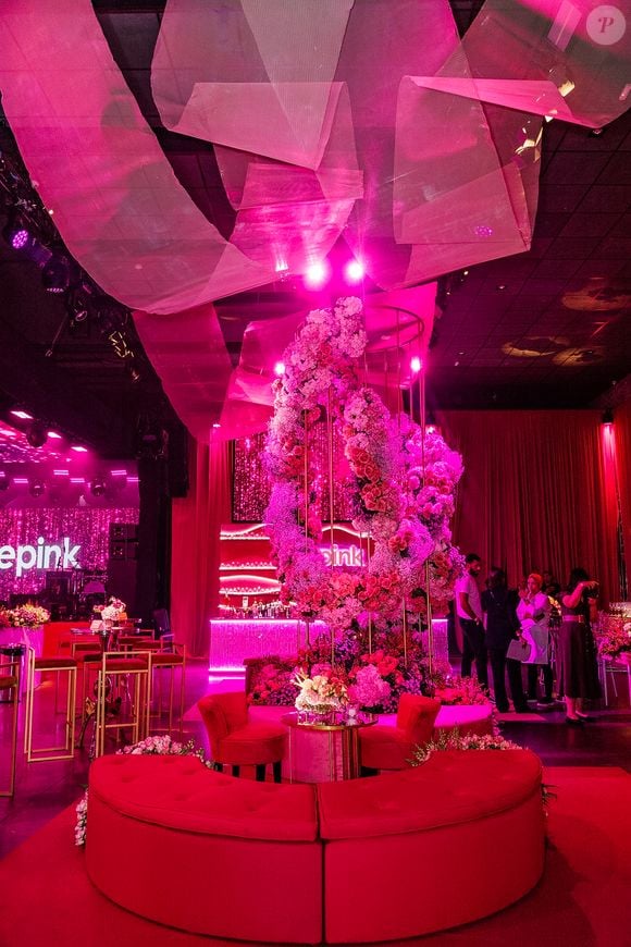 Festa de 5 anos da WePink tem teto de LED e decoração em tons de rosa, fúcsia e magenta; veja detalhes