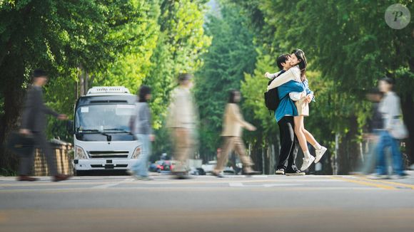 'Um Amor Que Ilumina': separados desde a juventude, dois antigos apaixonados se reencontram anos depois e precisam encarar o passado, as mudanças da vida e a chance de viver um novo amor