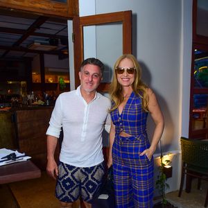 Angélica e Luciano Huck foram prestigiar Carolina Dieckmann