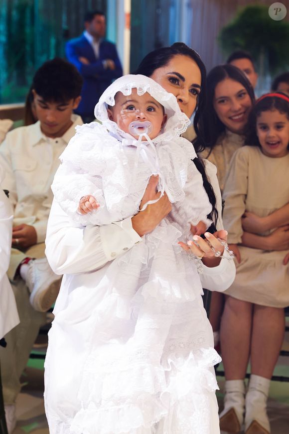 Filha de Zezé Di Camargo e Graciele Lacerda, Clara encantou com roupinha e olhar curioso em seu batizado