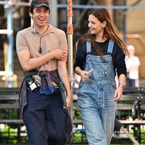 Look da atriz com barras do jeans dobradas, revelando botas de couro em tom marrom, escolha que reforça o ar despojado e prático da composição.