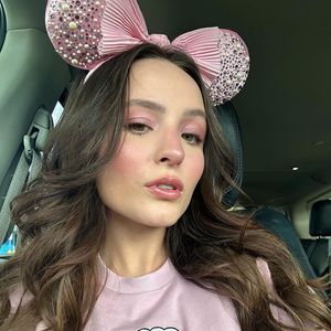 No fim, ela decidiu romper o vínculo profissional com os pais, assumindo o controle da própria carreira e criando sua própria empresa. Isso foi interpretado como uma "traição" pela família, o que agravou a crise.