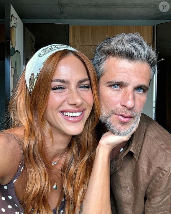 Com a chegada dos dias mais quentes, lenços e tiaras ganham destaque como alternativas elegantes para manter o cabelo longe do rosto sem recorrer a penteados que puxam excessivamente os fios