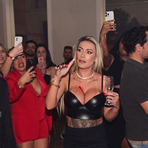 Andressa Urach teve o rosto cortado por Juju Ferrari em briga; passados quatro meses, as duas se encontraram em hospital quando a musa do Botafogo visitou a atriz pornô
