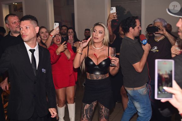 Andressa Urach teve o rosto cortado por Juju Ferrari em briga; passados quatro meses, as duas se encontraram em hospital quando a musa do Botafogo visitou a atriz pornô