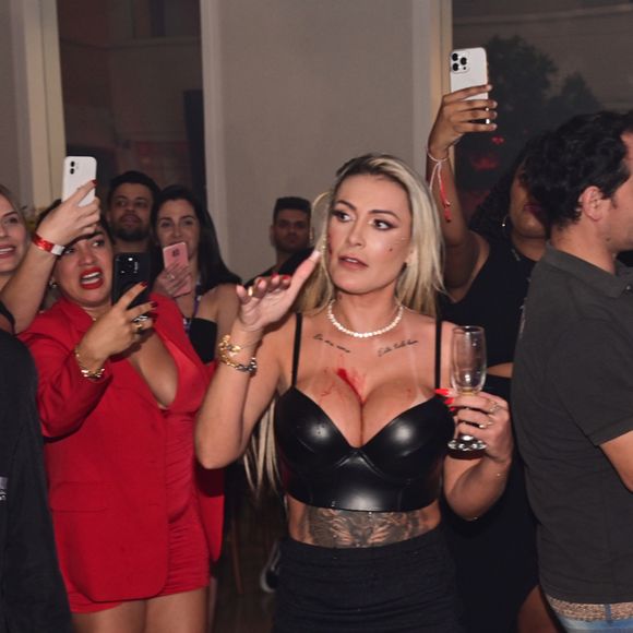 Andressa Urach teve o rosto cortado por Juju Ferrari em briga; passados quatro meses, as duas se encontraram em hospital quando a musa do Botafogo visitou a atriz pornô