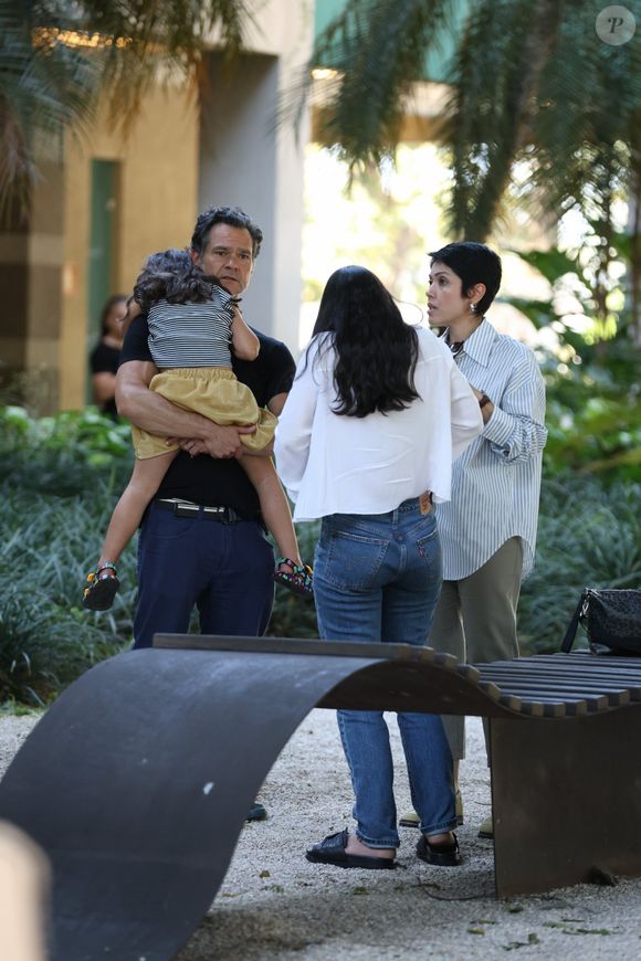 Filho de Gracindo Jr., Gabriel Gracindo com a família no velório do pai