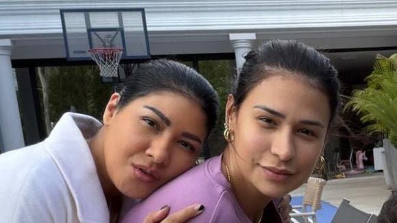 'O que fizeram com a cara da Simaria?': cantora canta com Simone Mendes em rara aparição, mas aparência diferente causa na web. Veja!