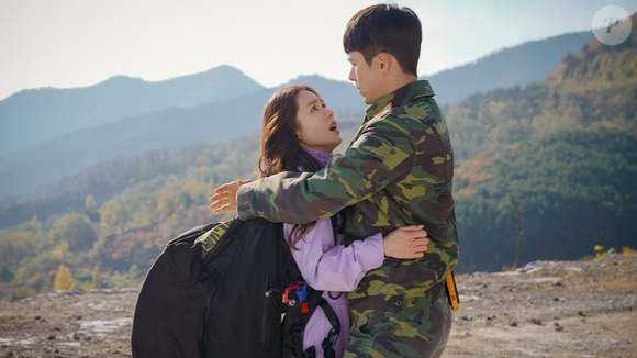 Então, o que era impossível acontece e os dois se apaixonam, vivendo um romance de tirar o fôlego