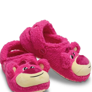 O modelo da Crocs escolhido por Larissa Manoela custa R$ 449,00 no site da marca no Brasil