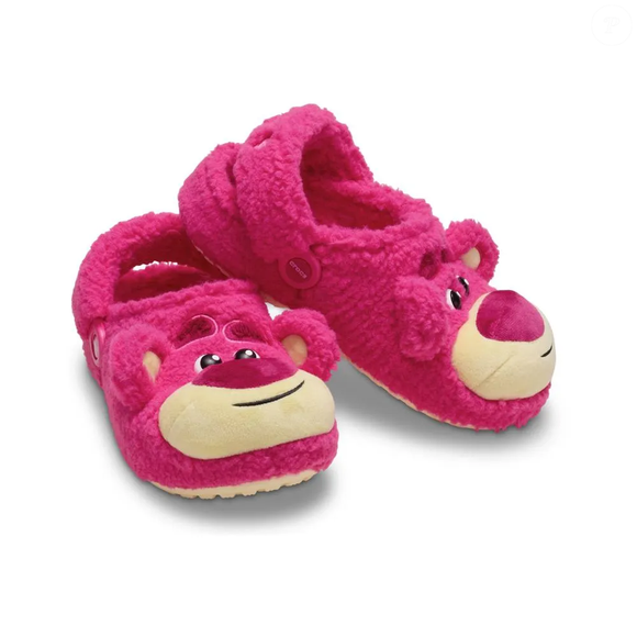 O modelo da Crocs escolhido por Larissa Manoela custa R$ 449,00 no site da marca no Brasil