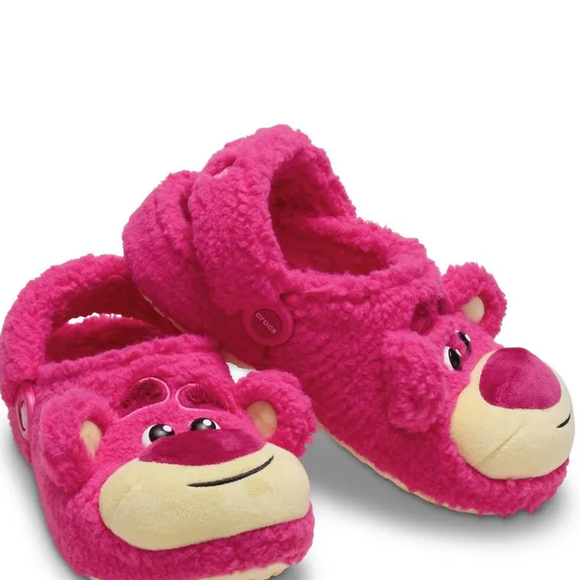 O modelo da Crocs escolhido por Larissa Manoela custa R$ 449,00 no site da marca no Brasil