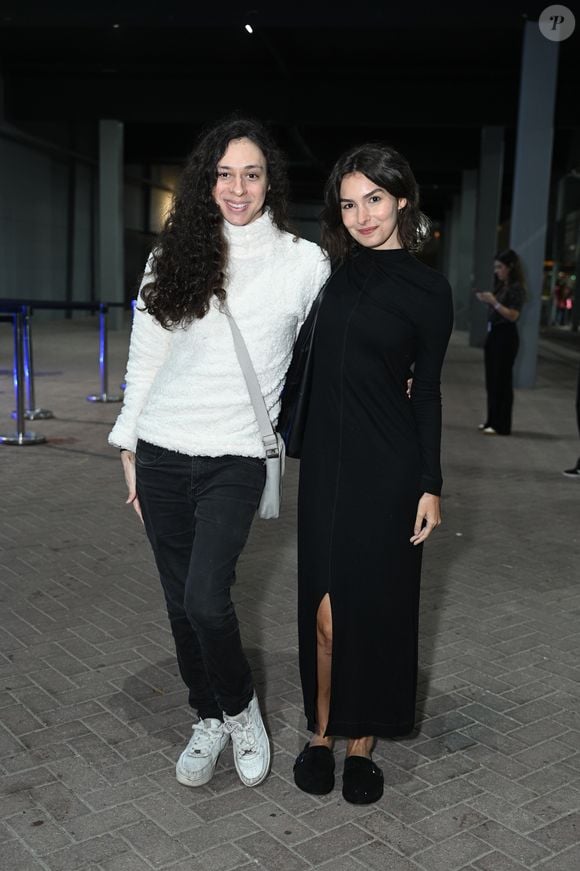 Show de Rosalía: Marina Moschen apostou em vestido preto com fenda discreta