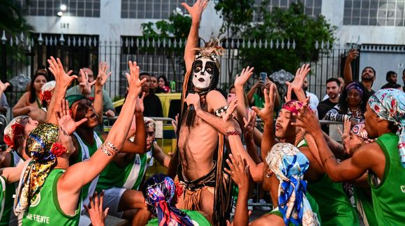 Ney Matogrosso foi o grande homenageado da Imperatriz Leopoldinense com o enredo “Camaleônico”. Descubra como foi a disputa para representá-lo na Avenida