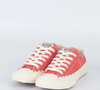 O clássico Chuck Taylor All Star ganhou uma releitura romântica que promete elevar produções simples, especialmente quando combinado com tricôs, vestidos fluidos e pantalonas nos dias mais frios