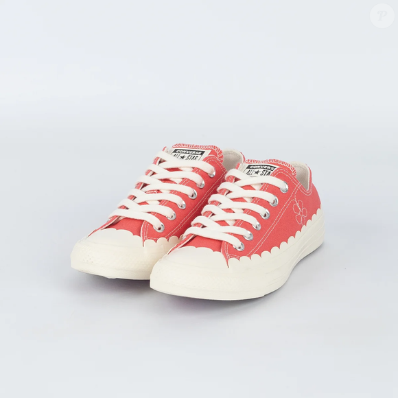 O clássico Chuck Taylor All Star ganhou uma releitura romântica que promete elevar produções simples, especialmente quando combinado com tricôs, vestidos fluidos e pantalonas nos dias mais frios