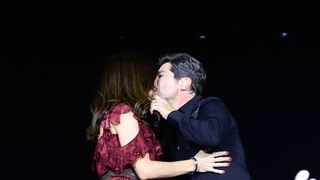 Com quem Daniel é casado? Sertanejo ganha beijo de tirar o fôlego da mulher e recebe filha mais velha na Festa do Peão de Barretos. Fotos!