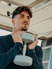 Com carambola, figo e um blend de lavanda, sálvia e alecrim: o novo lançamento de perfumaria de 'O Boticário' com alta fixação virou favorito de Gabriel Medina e colocou o surfista em desafio de alta pressão e baixa temperatura na orla de Ipanema