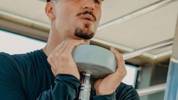 Com carambola, figo e um blend de lavanda, sálvia e alecrim: o novo lançamento de perfumaria de 'O Boticário' com alta fixação virou favorito de Gabriel Medina e colocou o surfista em desafio de alta pressão e baixa temperatura na orla de Ipanema