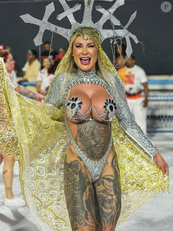 Andressa Urach surgiu vestida de 'Santa Ímola' no ensaio da Porto da Pedra - apelido, musa da plataforma adulta ganhou na época em que se prostituía