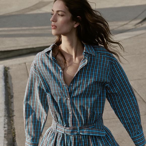 Outra aposta interessante é o Vestido Curto Xadrez Babado Cinto, que mistura tons de marrom e azul em uma modelagem feminina e confortável