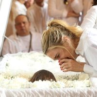 O adeus à 'irmã de alma' Preta Gil: muito abalada, Carolina Dieckmmann chora bastante e faz carinho no corpo da amiga; + de 12 fotos