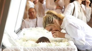 O adeus à 'irmã de alma' Preta Gil: muito abalada, Carolina Dieckmmann chora bastante e faz carinho no corpo da amiga; + de 12 fotos