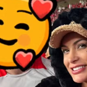 Andressa Urach está namorando? Modelo vai ao jogo do Inter com novo affair, mas esconde o rosto dele: 'Amor de p....'