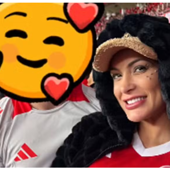 Andressa Urach está namorando? Modelo vai ao jogo do Inter com novo affair, mas esconde o rosto dele: 'Amor de p....'