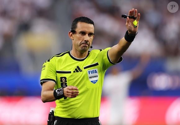 O nome de César Ramos dominou as redes após Brasil x Escócia. O árbitro anulou um gol de Vini Jr. e recebeu uma enxurrada de comentários de brasileiros