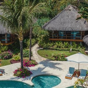 Luxo e natureza se encontram no NIHI Sumba, resort onde Alessandra Ambrósio ficou noiva. O complexo fica diante da Nihiwatu Beach e aposta em experiências exclusivas em uma região preservada da Indonésia