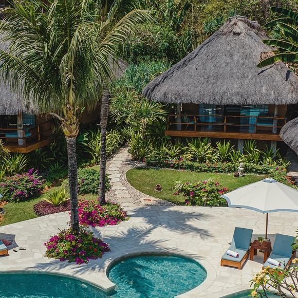 Luxo e natureza se encontram no NIHI Sumba, resort onde Alessandra Ambrósio ficou noiva. O complexo fica diante da Nihiwatu Beach e aposta em experiências exclusivas em uma região preservada da Indonésia