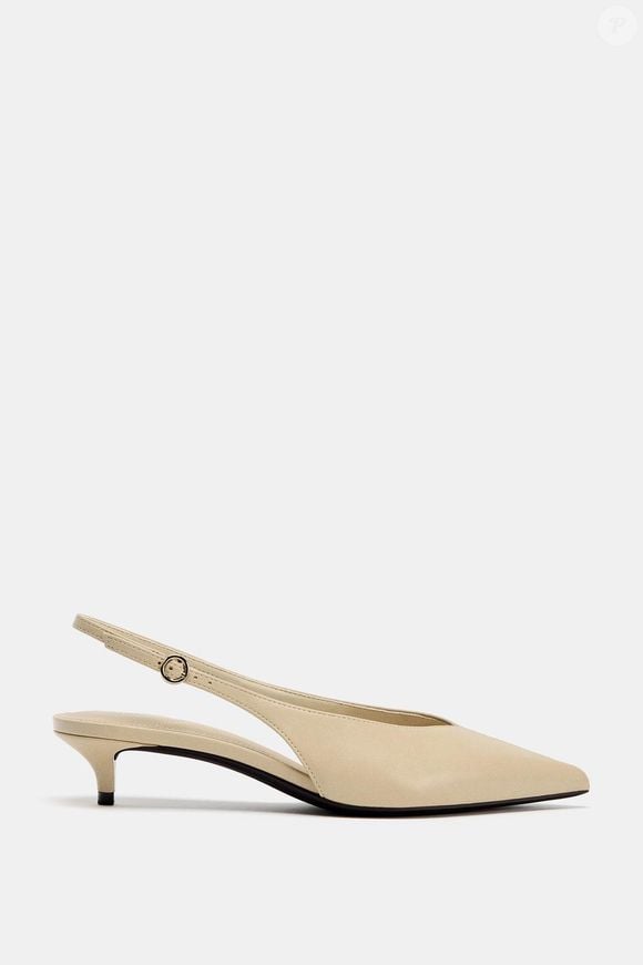 A Zara também apresenta uma versão do slingback na cor creme, com silhueta maximalista e marcante que remete diretamente à estética dos anos 80