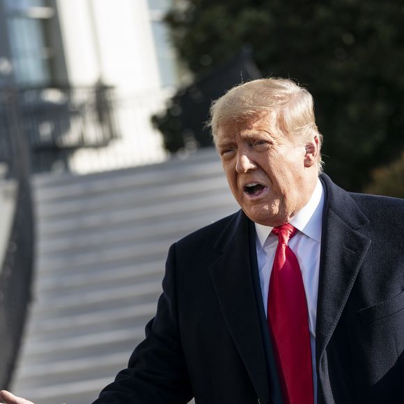 2021: derrotado na presidência dos EUA, Donald Trump discursa para o público