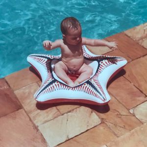 Paolla Oliveira já compartilhou fotos da infância anônima em redes sociais: nesta foto ela aparece bebê nos anos 1980