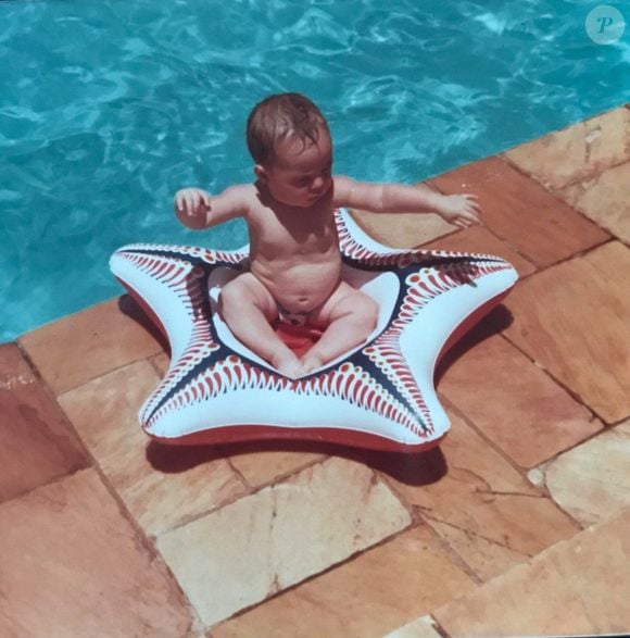 Paolla Oliveira já compartilhou fotos da infância anônima em redes sociais: nesta foto ela aparece bebê nos anos 1980