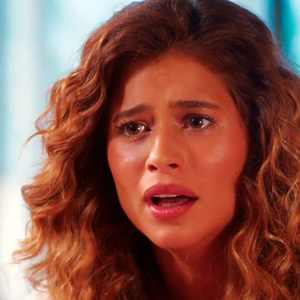 Agrado fica arrasada com o fim do namoro com João Raul nos capítulos finais da novela das sete