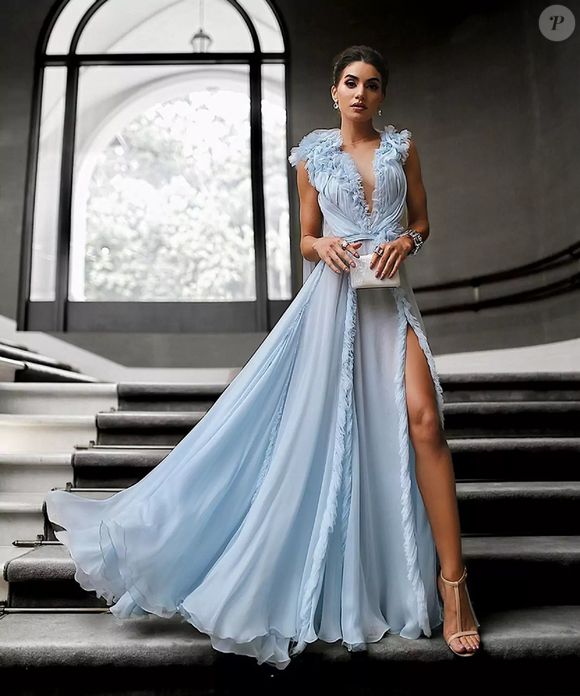 Vestido de festa longo azul com babados é opção perfeita para mulheres românticas