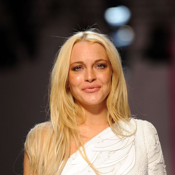 2009: Lindsay Lohan participa da Paris Fashion Week