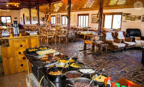 As propriedades rurais servem pratos típicos da Serra Gaúcha, como churrasco, feijão mexido, pinhão e a tradicional truta na chapa,