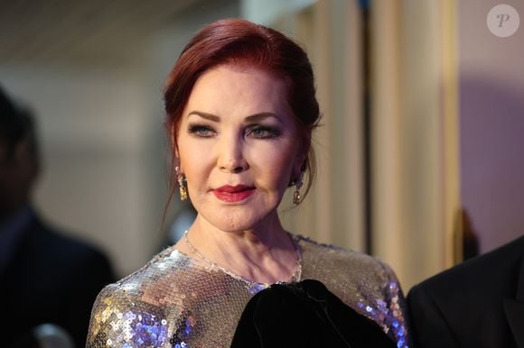 “É com o coração pesado…”: Priscilla Presley confirmou a morte da filha Lisa Marie em 2023, aos 54 anos, vítima de parada cardíaca. Viúva de Elvis e guardiã do legado do Rei do Rock, Priscilla testemunhou de perto tanto o auge quanto a queda do maior ídolo da música americana