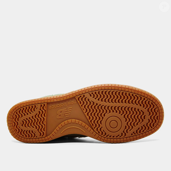 A combinação entre o verde menta acinzentado e a sola em tom caramelo transformou o New Balance 480 Low em um dos tênis mais versáteis da temporada