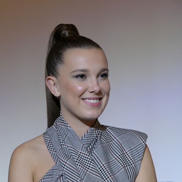 Millie Bobby Brown se reconheceu como fashionista: atriz passou a ousar mais nos looks conforme cresceu